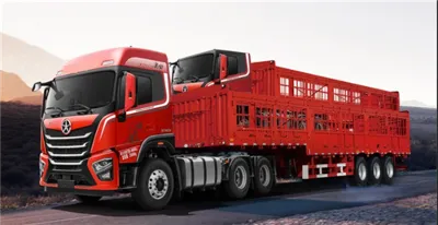 Trīsasu zemas gultas kravas automašīnas puspiekabe